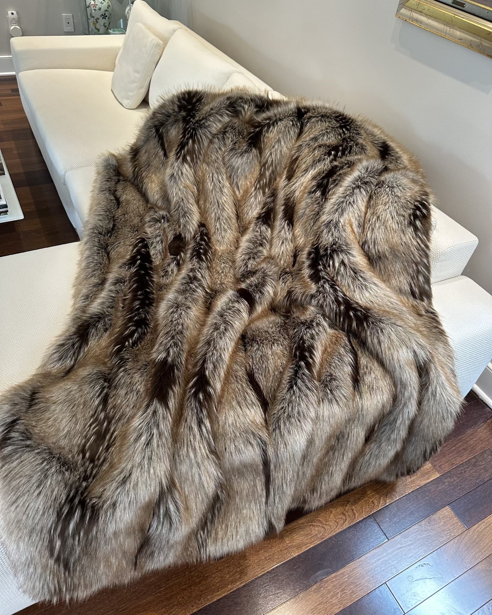 FUR-FREE FOX (FAUX FUR) THROW