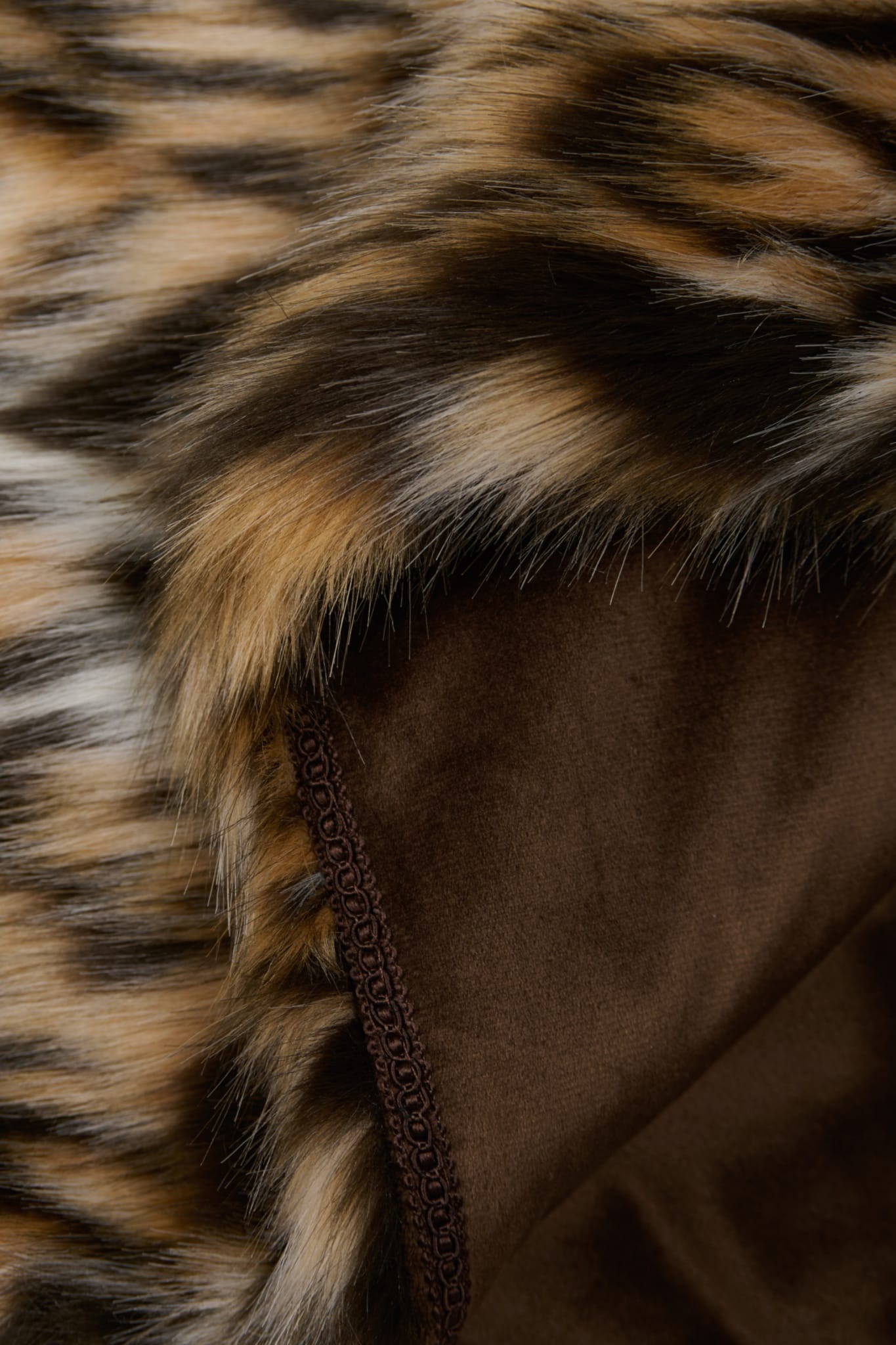 FUR-FREE FOX (FAUX FUR) THROW